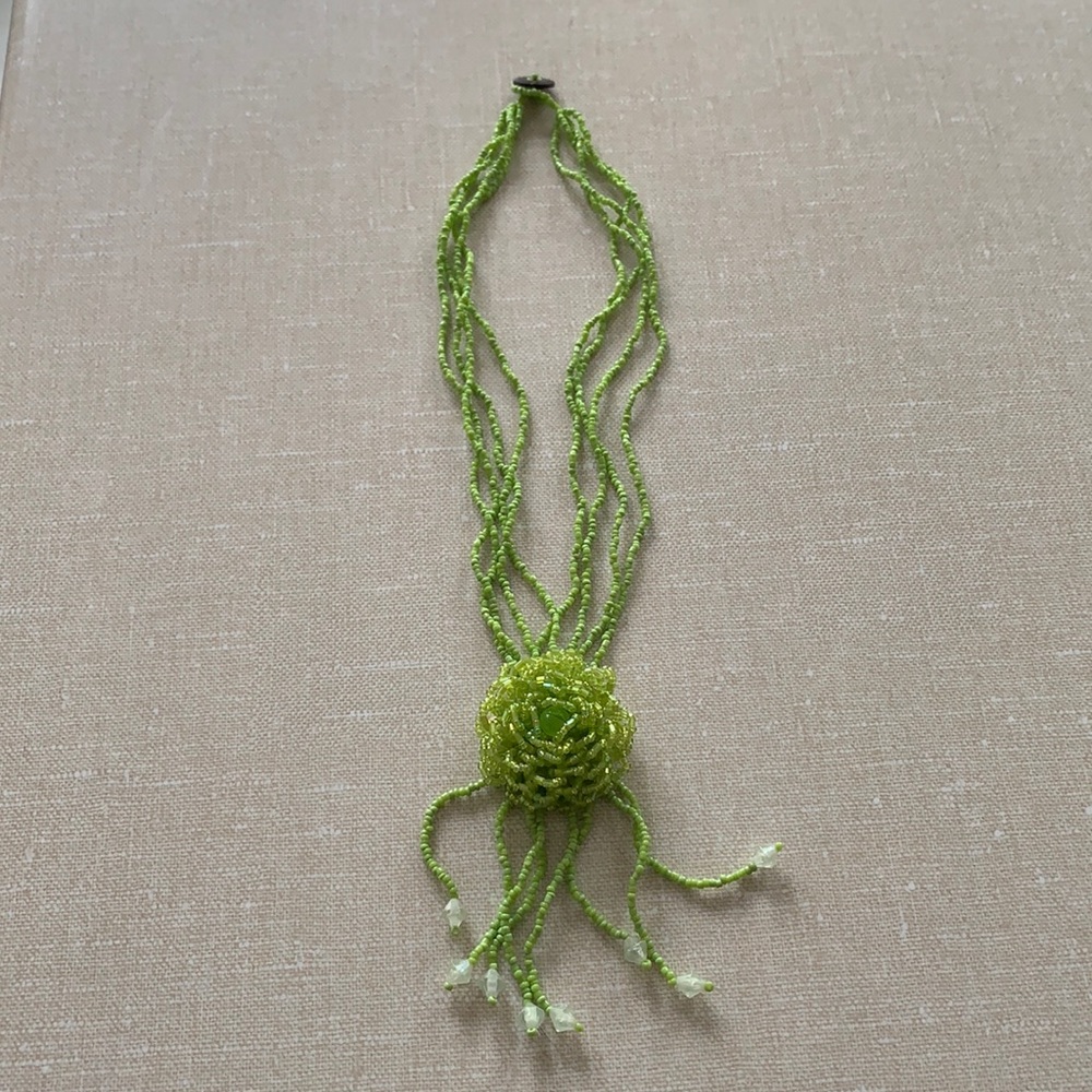 🌷3 for$25🌷Unbranded, US OS, Lime Green Iridescent Beaded Flower Necklace